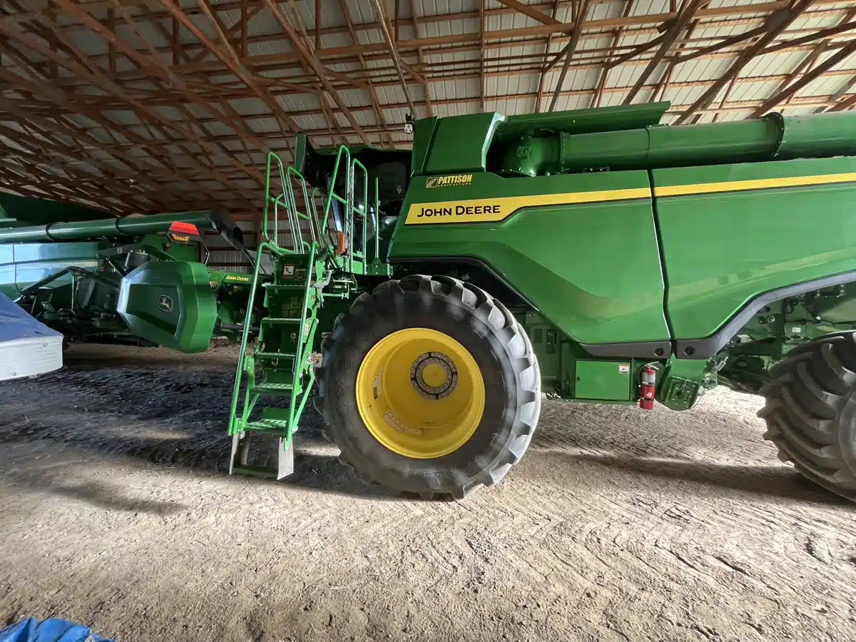 Gallery image 2 for Used 2023 John Deere X9 1000 Combine