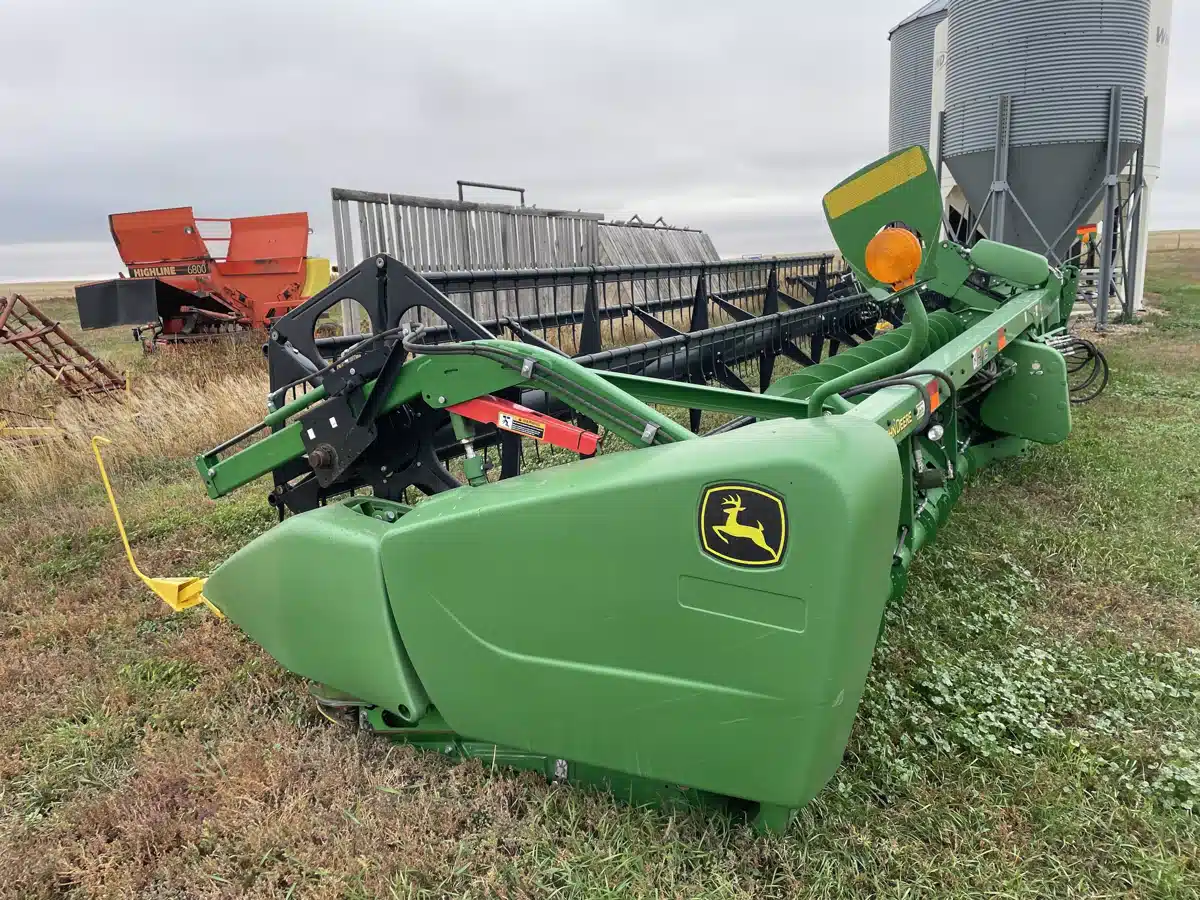 Gallery image 1 for Used 2015 John Deere 640FD Header - Draper