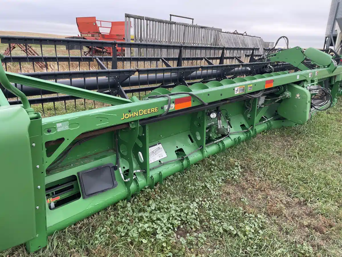 Gallery image 2 for Used 2015 John Deere 640FD Header - Draper