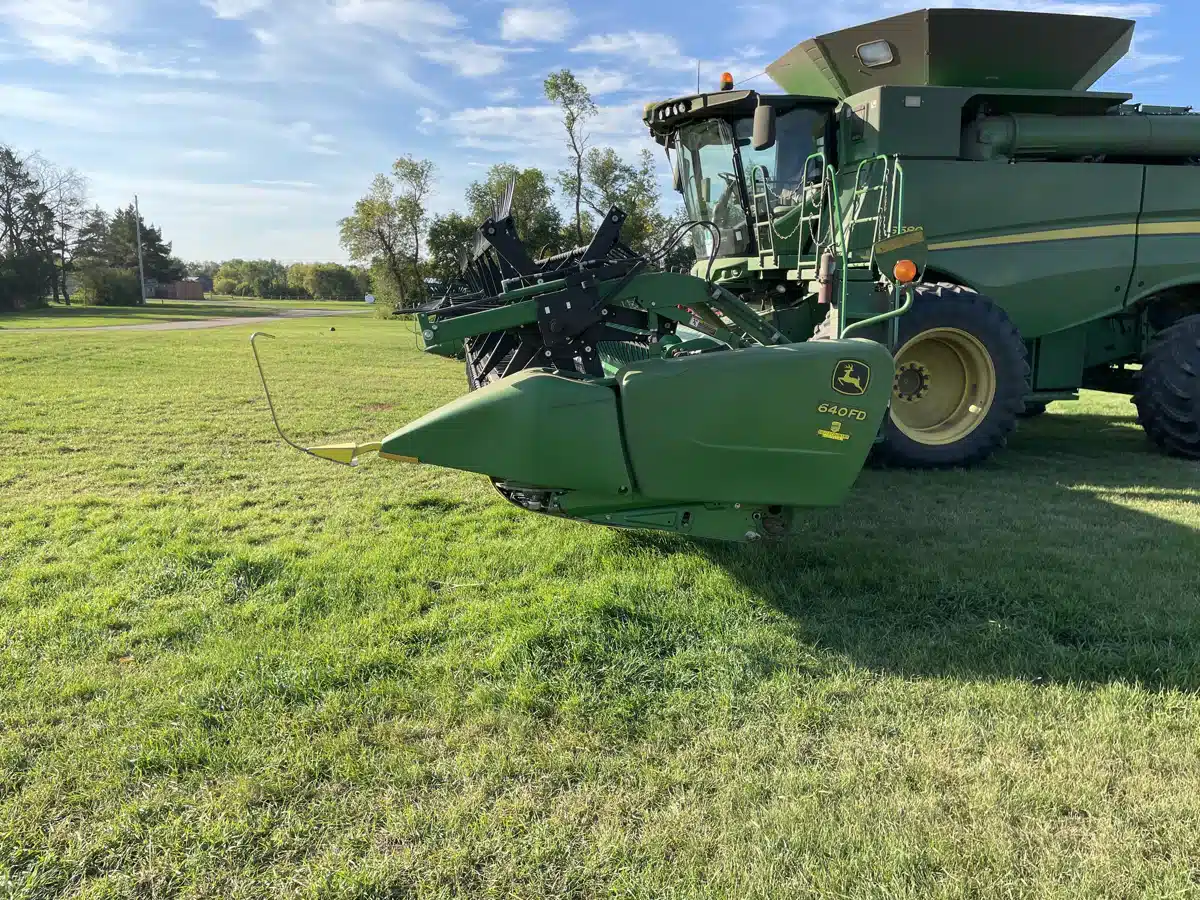 Gallery image 2 for Used 2012 John Deere 640FD Header - Draper