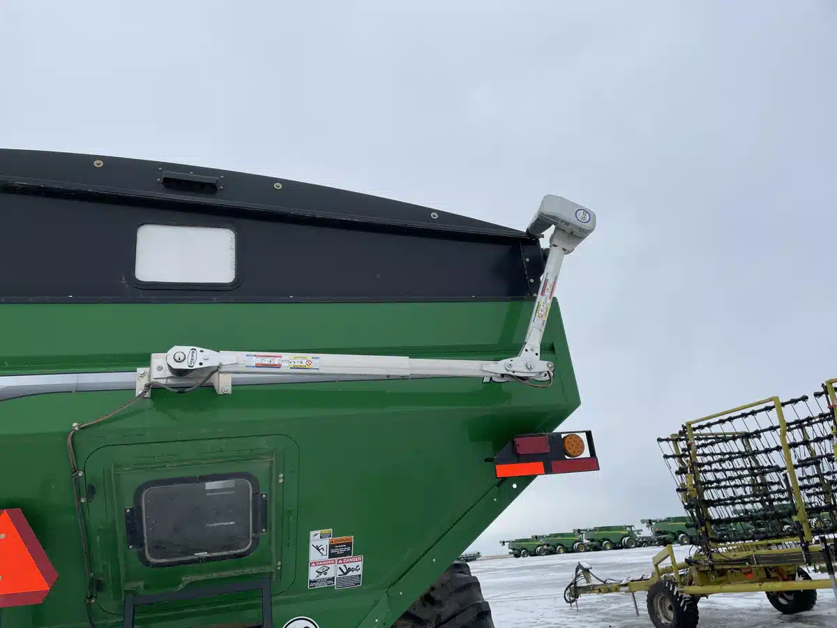 Gallery image 2 for Used 2024 Brent 1598 RH GREEN Grain Cart
