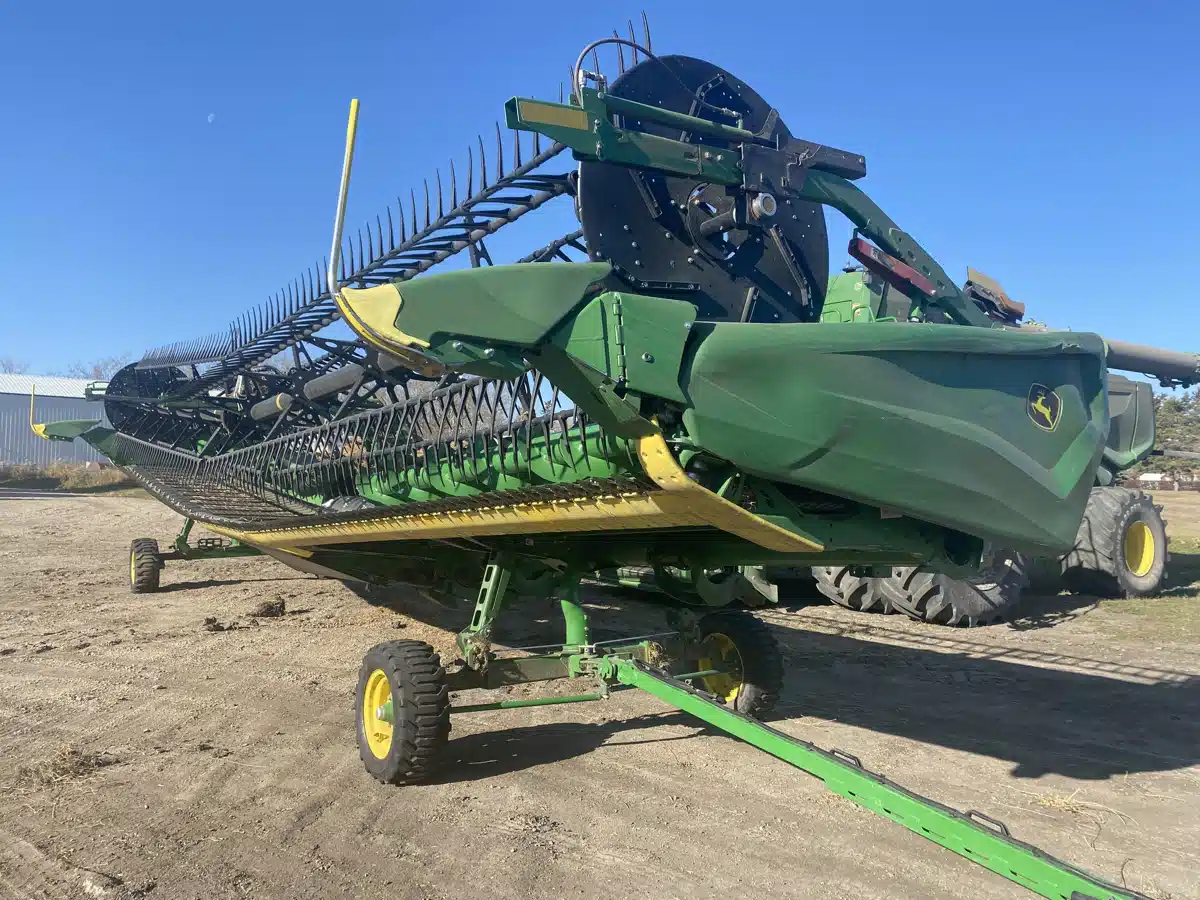 Gallery image 2 for Used 2022 John Deere HD40R Header - Draper
