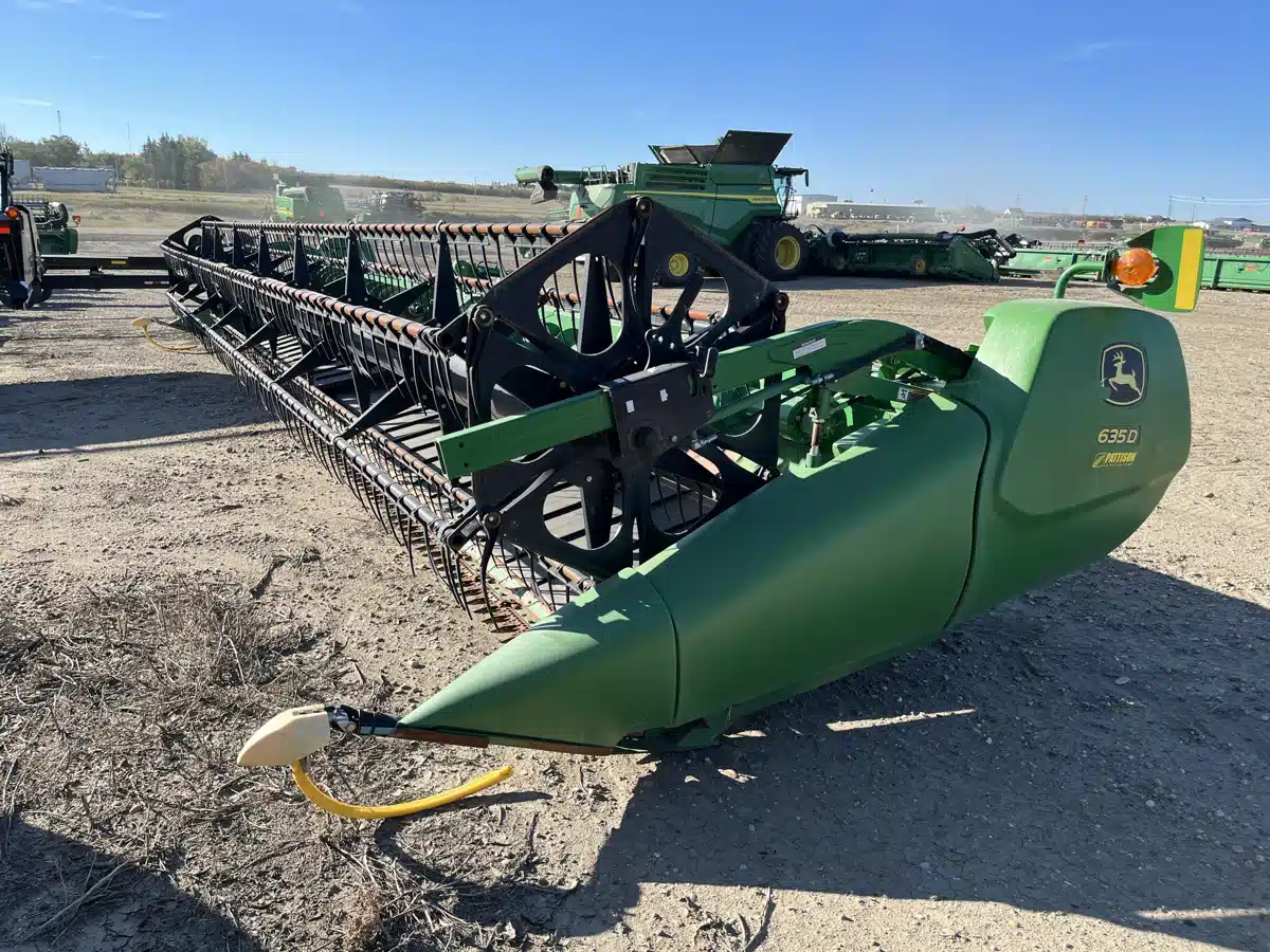 Gallery image 2 for Used 2009 John Deere 635D Header - Draper