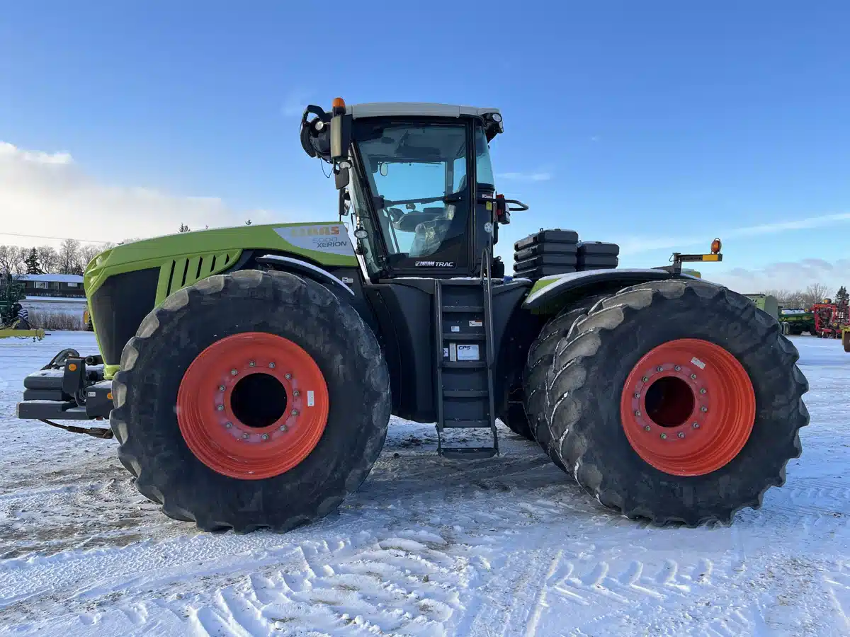 Gallery image 2 for 2017 CLAAS XERION 5000 Tractor