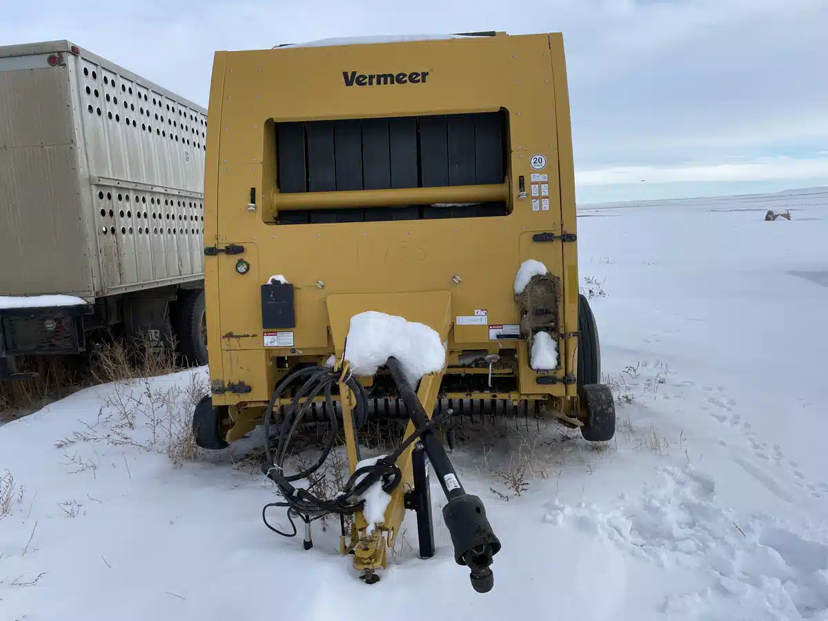 Gallery image 2 for Used 2022 Vermeer 605N Round Baler
