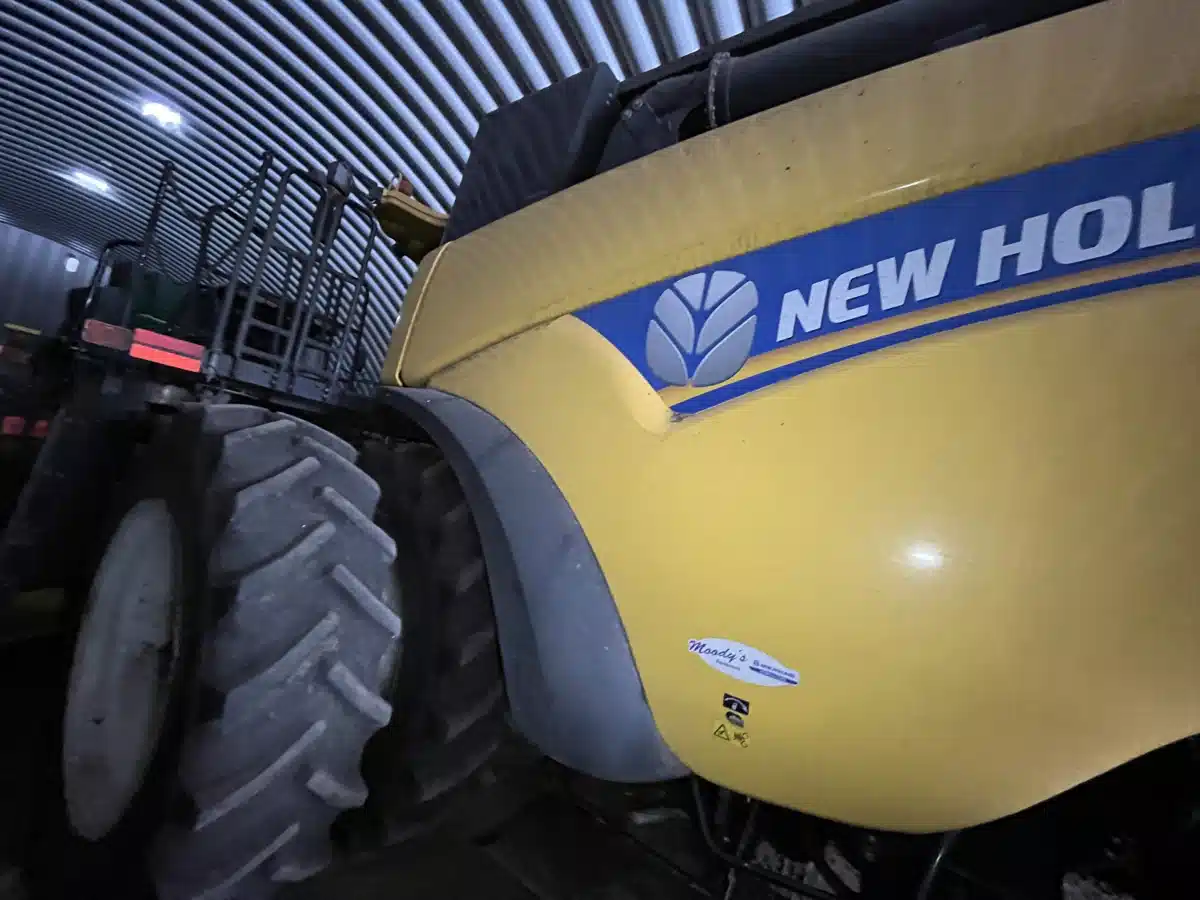 Gallery image 2 for Used 2012 New Holland CR8090 Combine