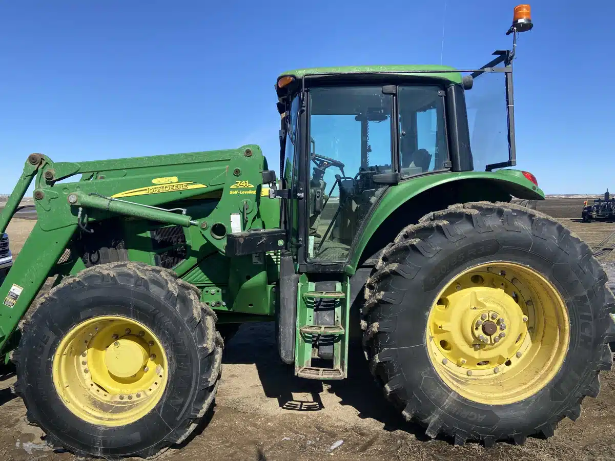 Gallery image 2 for Used 2009 John Deere 7330 Tractor
