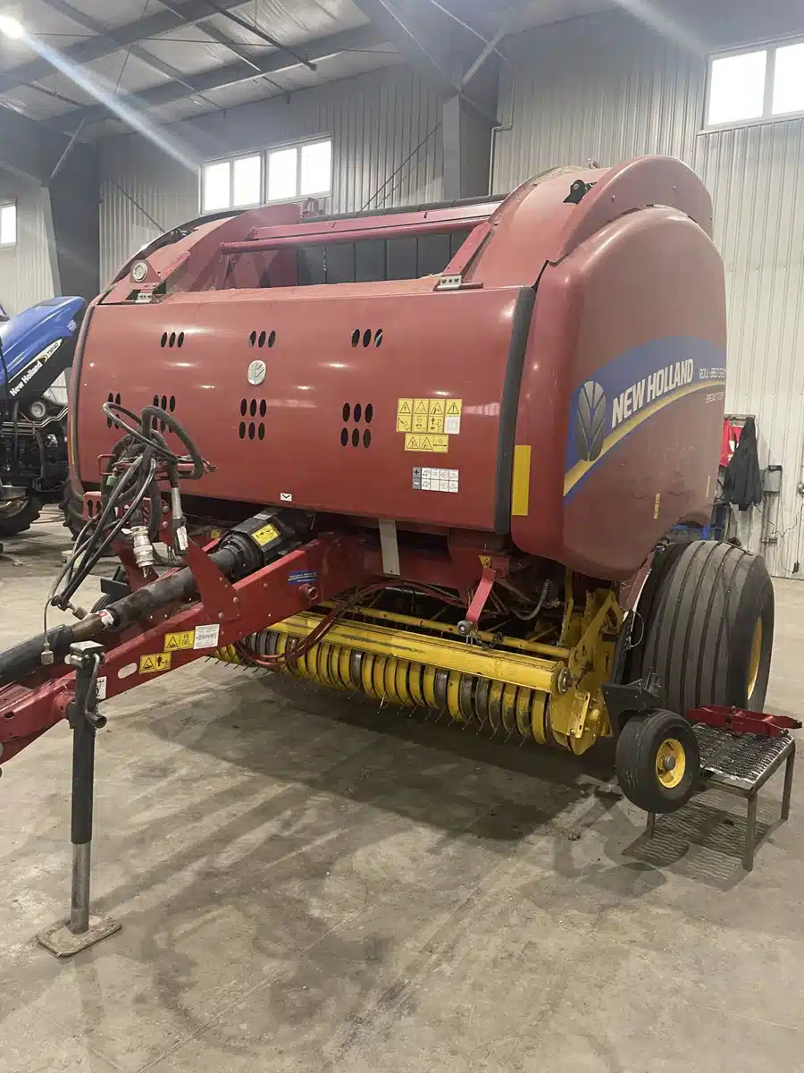 Gallery image 2 for 2019 New Holland ROLL-BELT 560 Round Baler