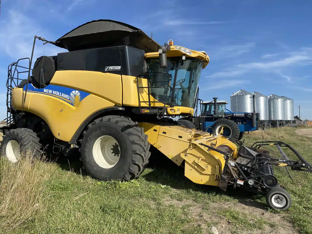 Gallery image 2 for Used 2013 New Holland CR7090 Combine