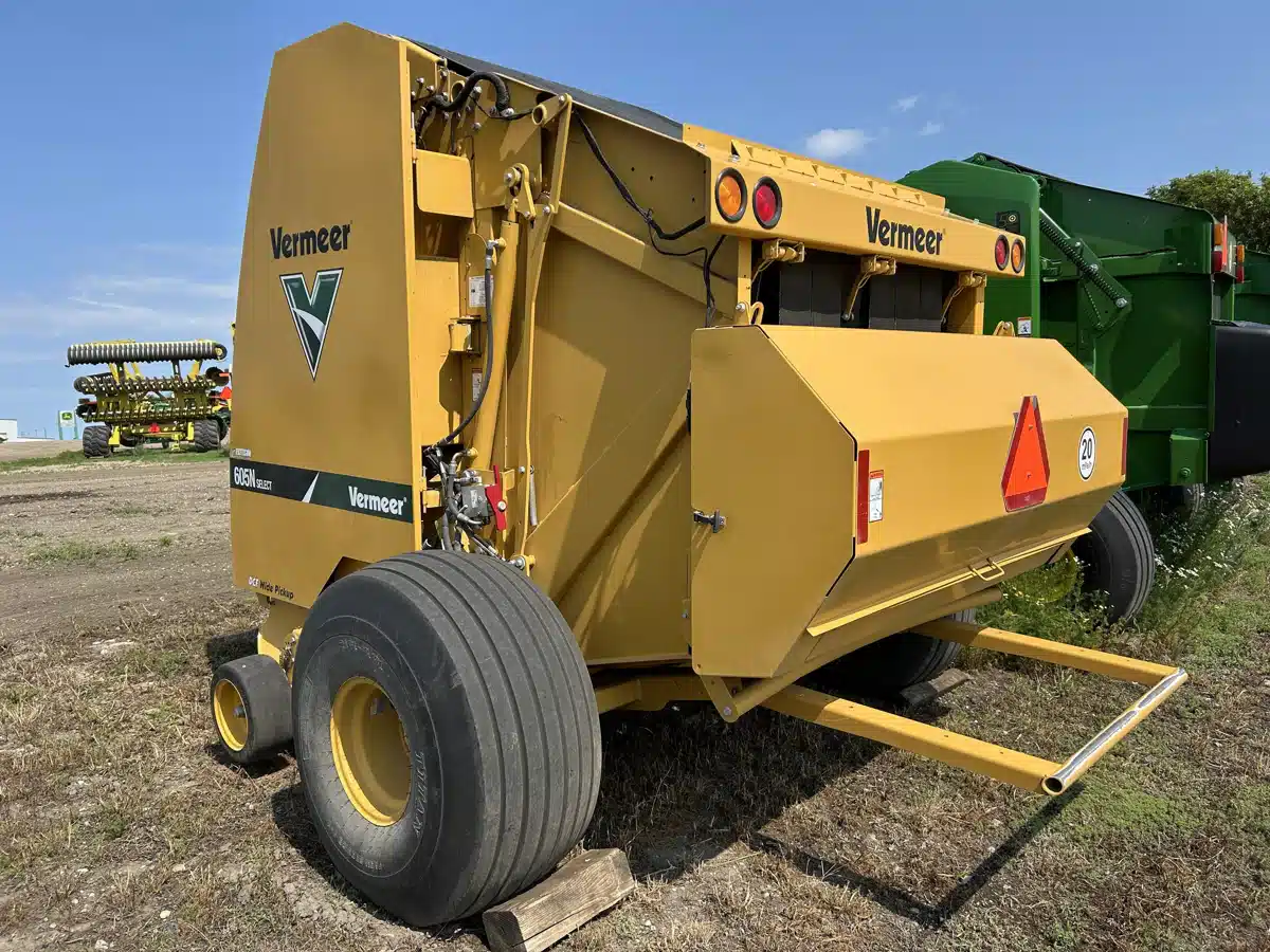 Gallery image 2 for Used 2022 Vermeer 605N Round Baler