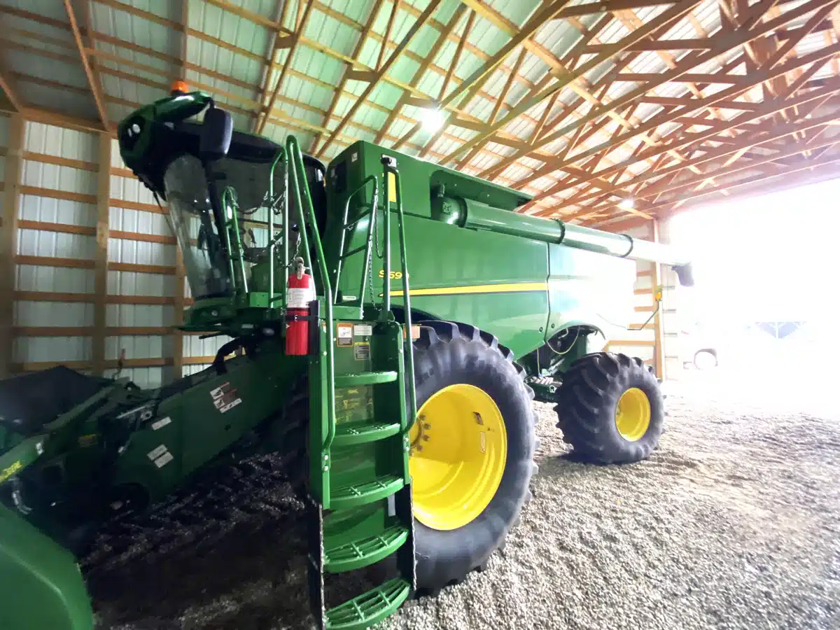 Gallery image 2 for Used 2017 John Deere S690 Combine
