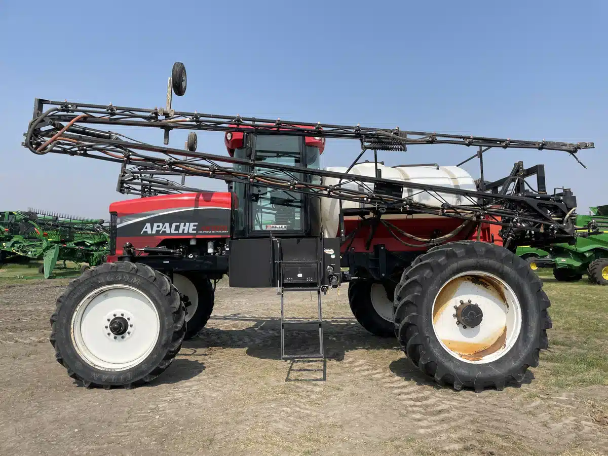 Gallery image 2 for Used 2007 Apache AS1010 Sprayer - Self Propelled