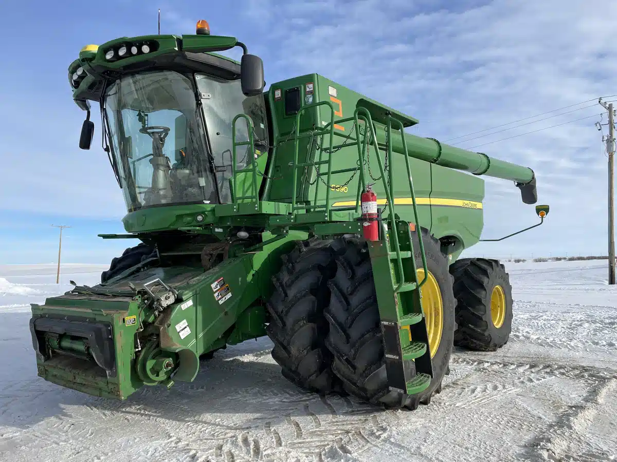 Gallery image 1 for Used 2017 John Deere S690 Combine