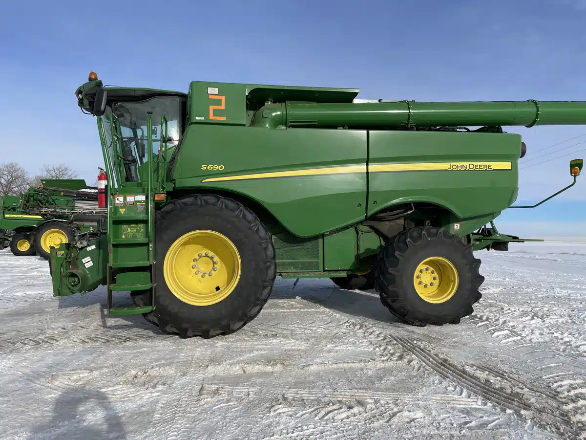 Gallery image 2 for Used 2017 John Deere S690 Combine
