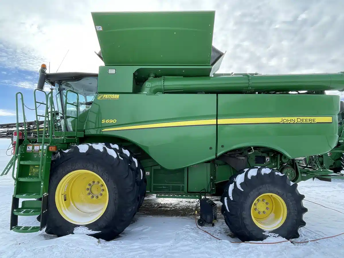 Gallery image 2 for Used 2017 John Deere S690 Combine