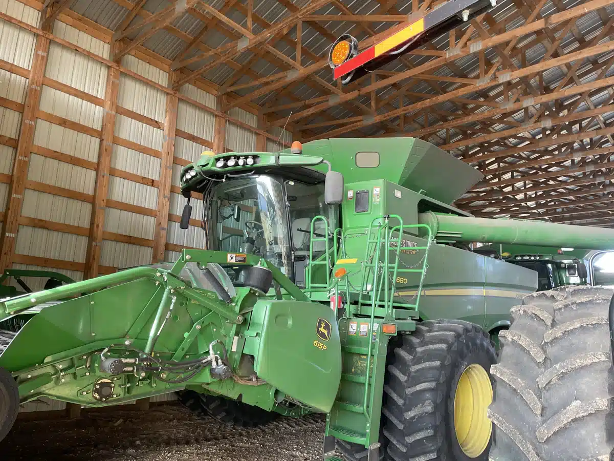 Gallery image 1 for Used 2012 John Deere 615P Header - Pickup