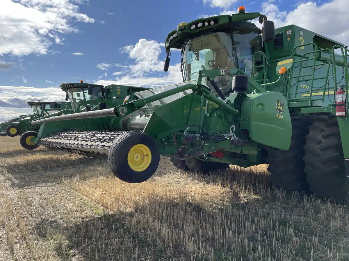 Gallery image 2 for Used 2014 John Deere 615P Header - Draper