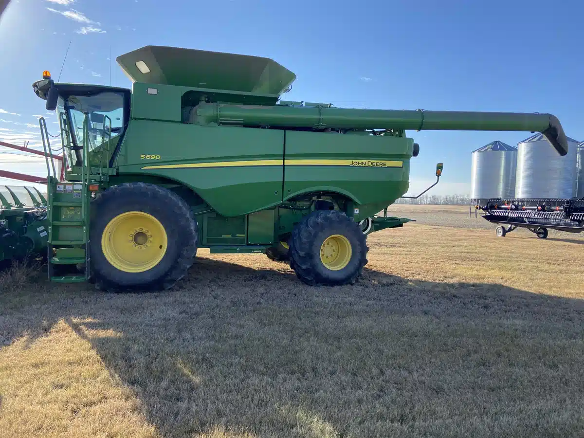 Gallery image 2 for Used 2015 John Deere S690 Combine