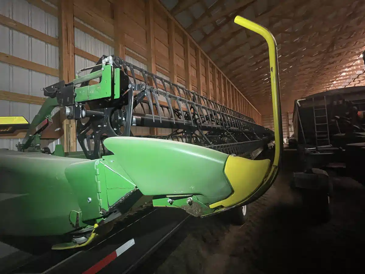 Gallery image 2 for Used 2022 John Deere HD40R Header - Draper