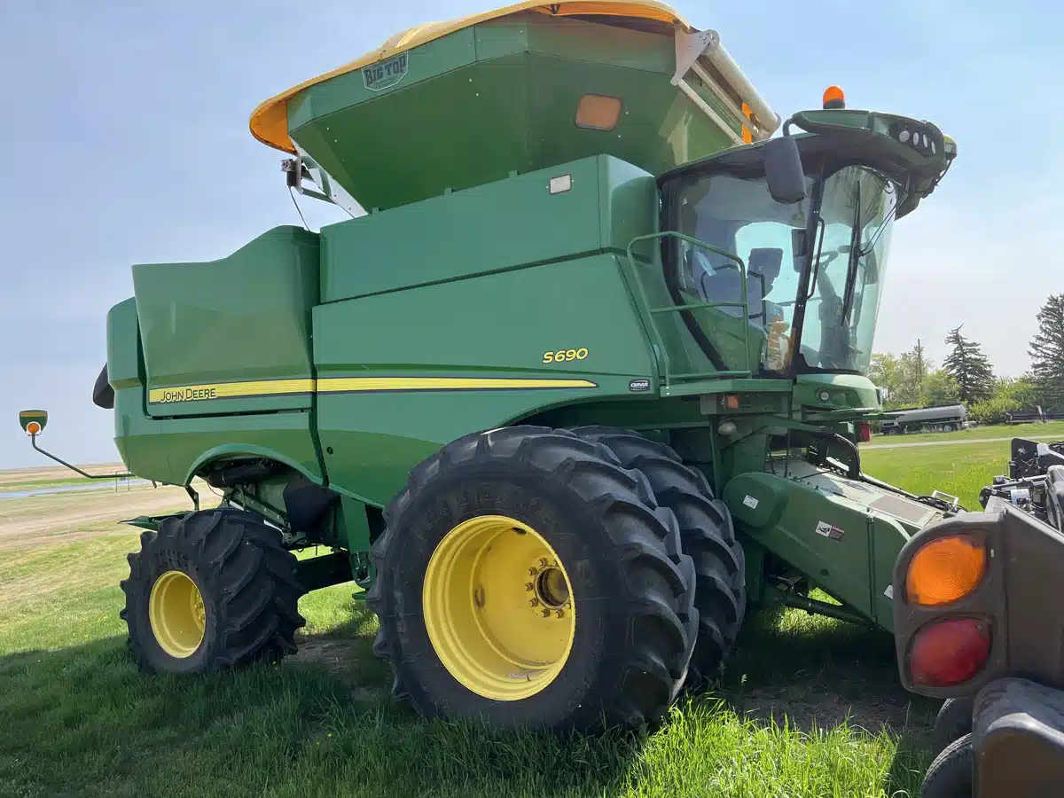 Gallery image 1 for Used 2017 John Deere S690 Combine