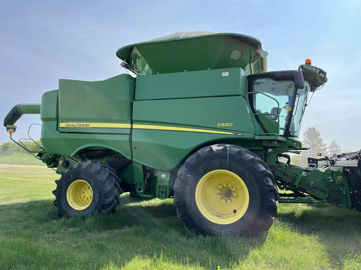 Gallery image 2 for Used 2017 John Deere S680 Combine