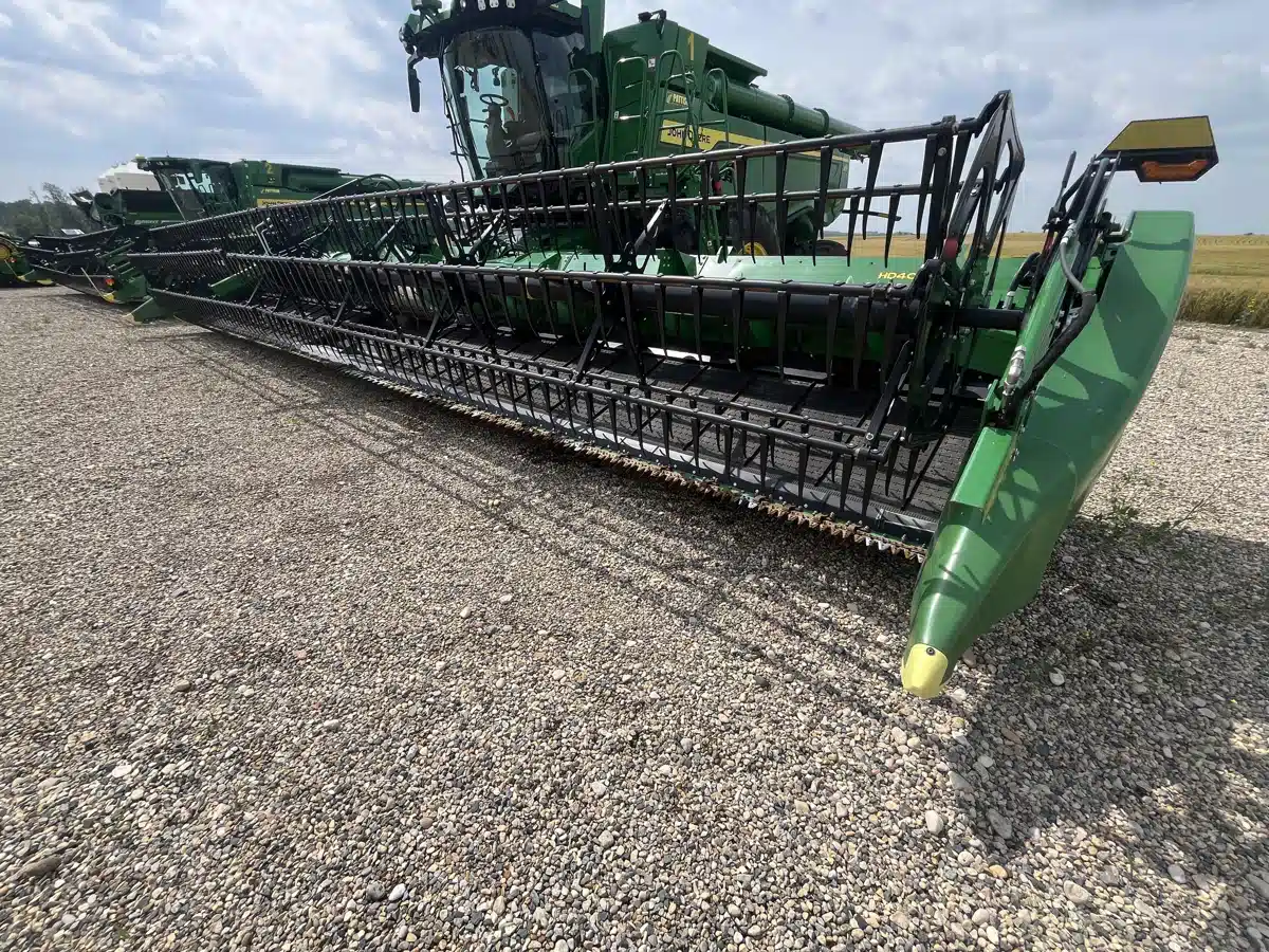 Gallery image 1 for Used 2022 John Deere HD40R Header - Draper