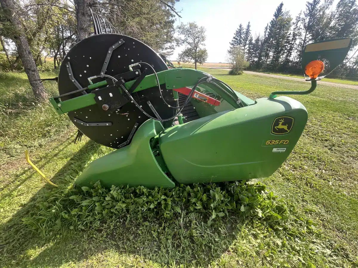 Gallery image 2 for Used 2018 John Deere 635FD Header - Draper