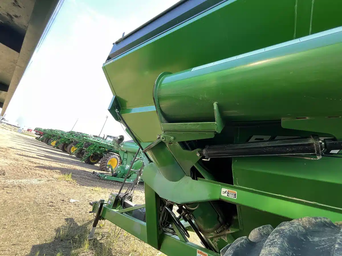 Gallery image 2 for Used 2012 Brent 782 Grain Cart