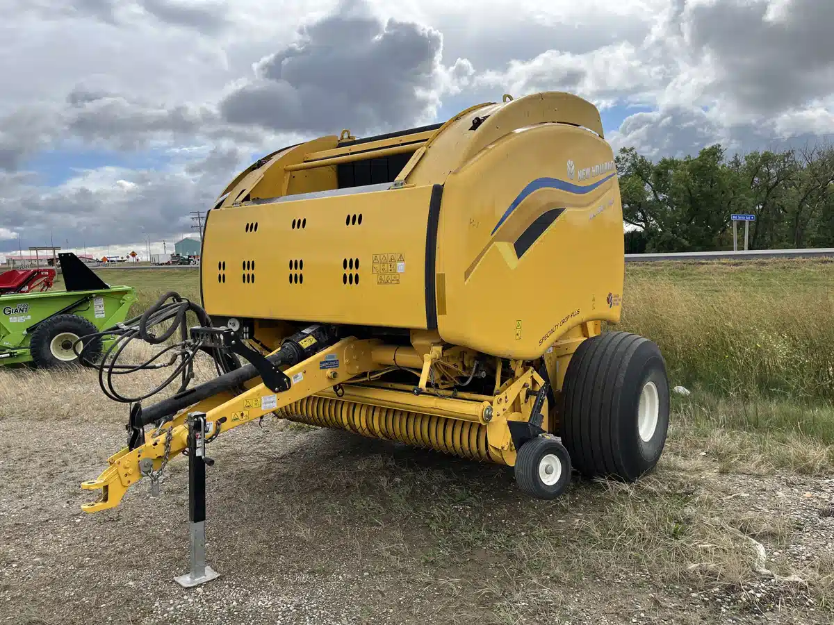 Gallery image 1 for Used 2022 New Holland ROLL-BELT 560 Round Baler