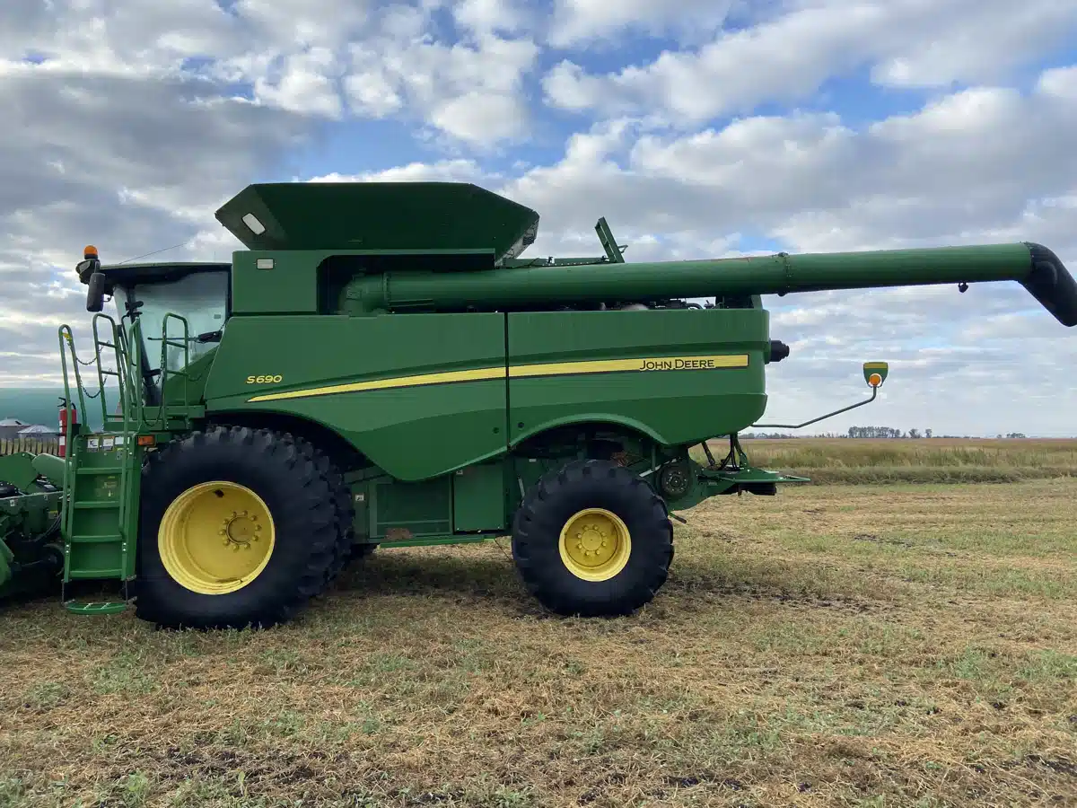 Gallery image 2 for Used 2013 John Deere S690 Combine