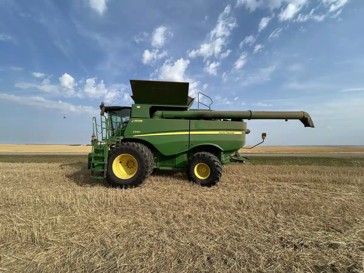 Gallery image 2 for Used 2014 John Deere S690 Combine