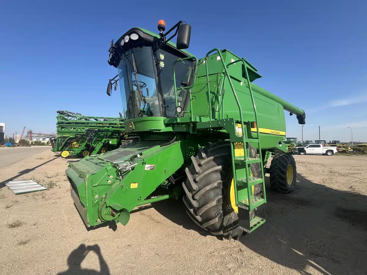 Gallery image 1 for 2010 John Deere T670 Combine