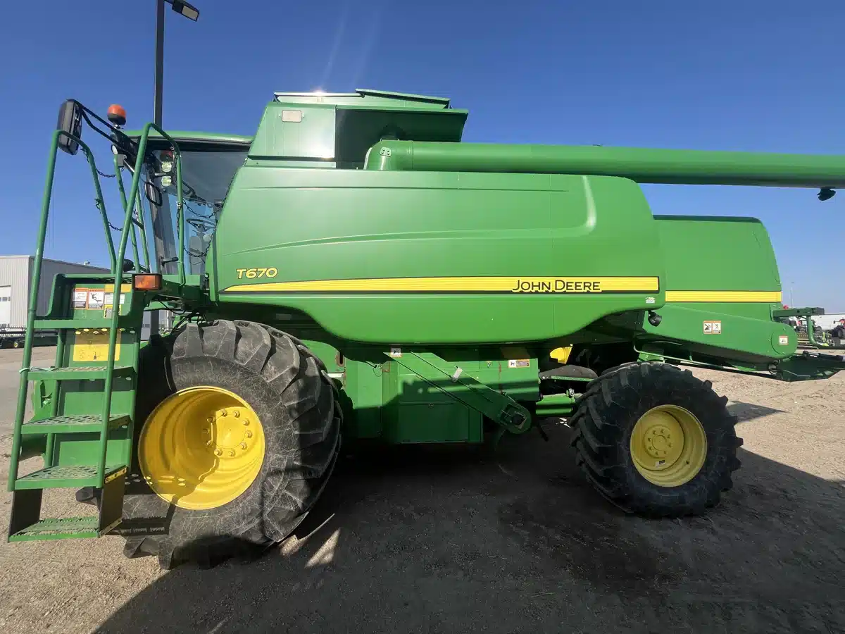 Gallery image 2 for 2010 John Deere T670 Combine
