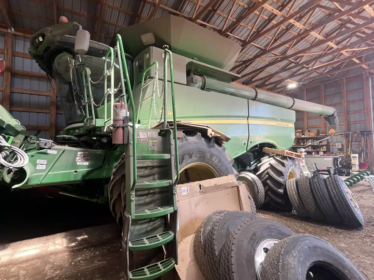 Gallery image 1 for Used 2016 John Deere S690 Combine