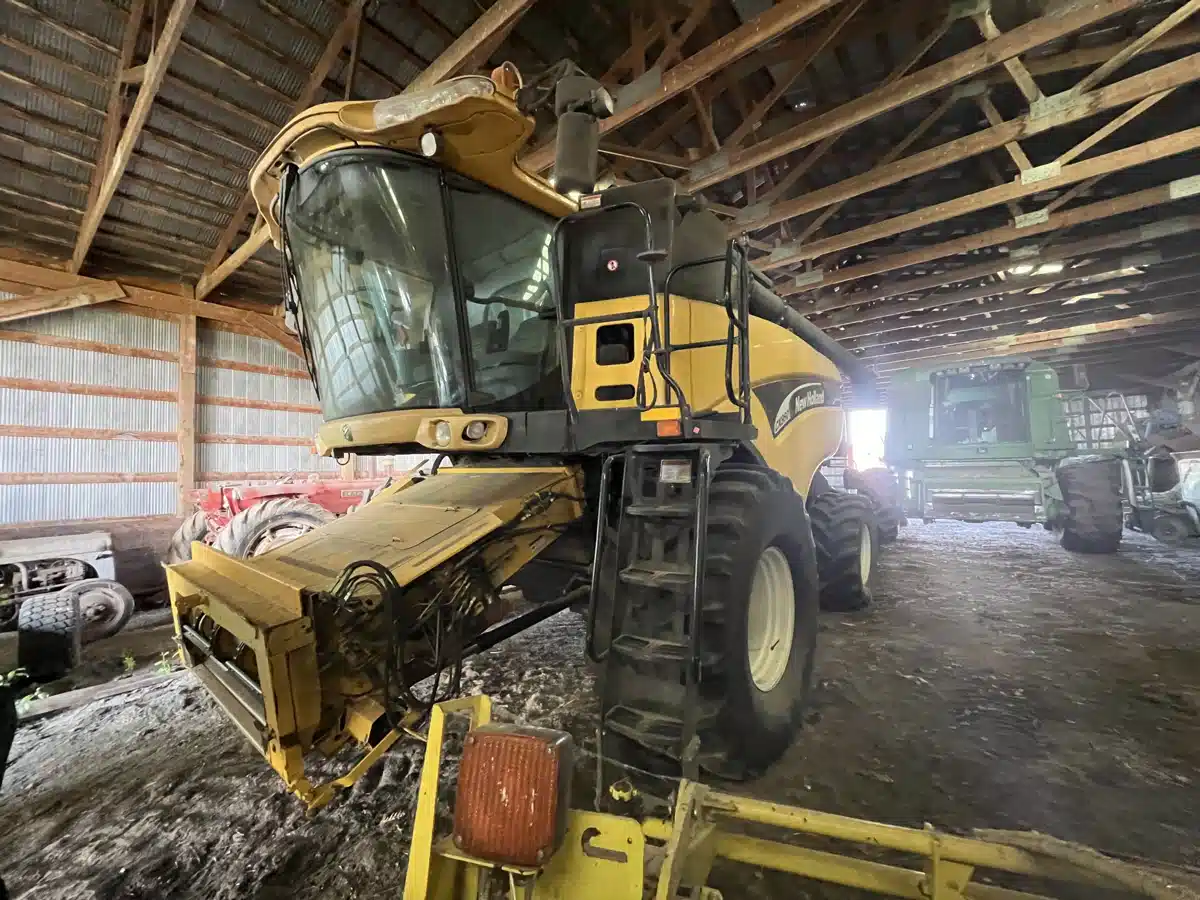 Gallery image 2 for Used 2005 New Holland CX860 Combine