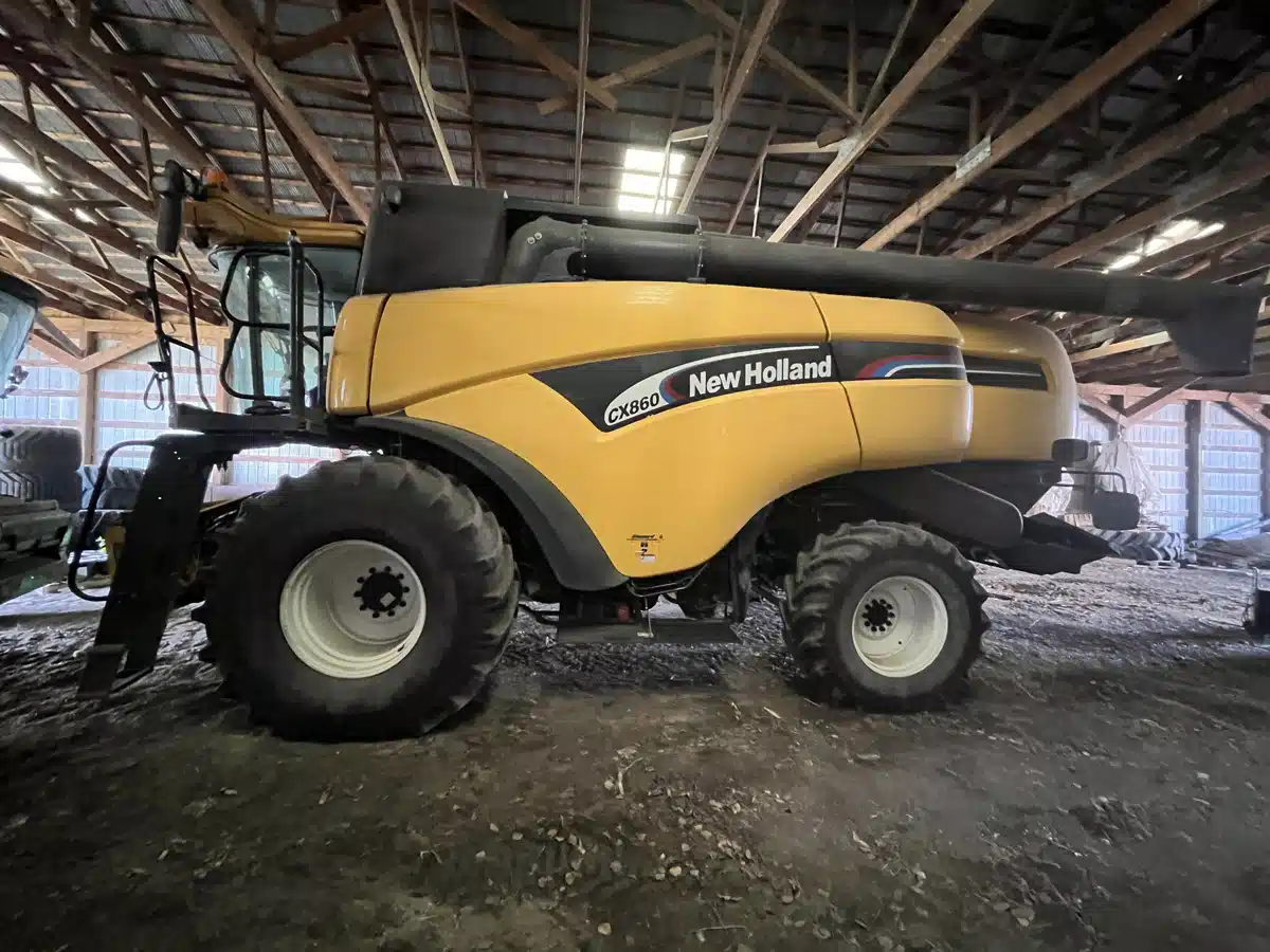 Gallery image 1 for Used 2005 New Holland CX860 Combine