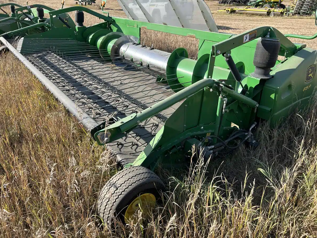 Gallery image 1 for Used 2013 John Deere 615P Header - Draper