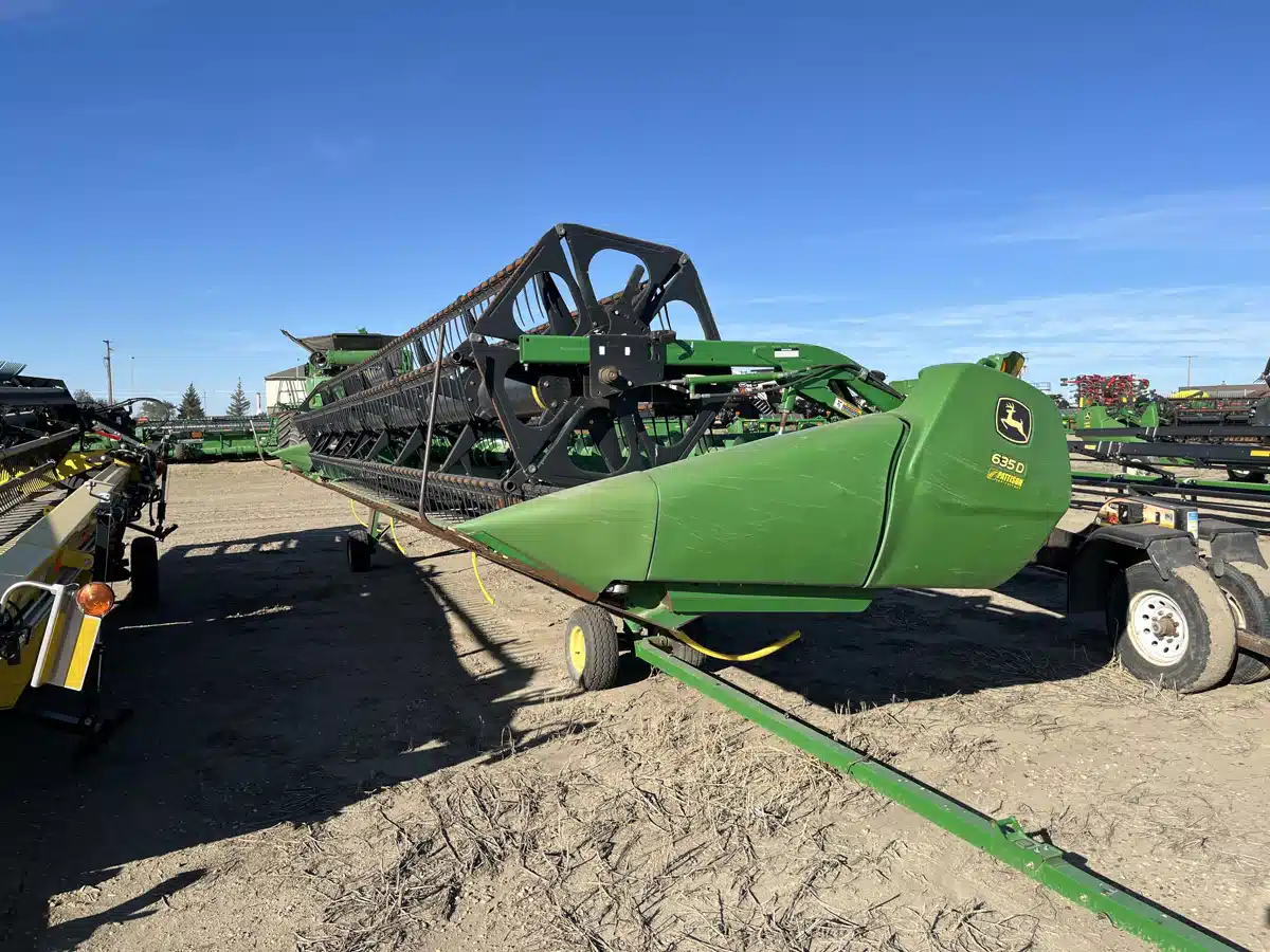 Gallery image 2 for 2011 John Deere 635D Header - Draper