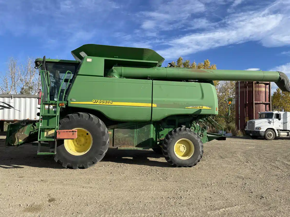 Gallery image 2 for Used 2005 John Deere 9760 STS Combine