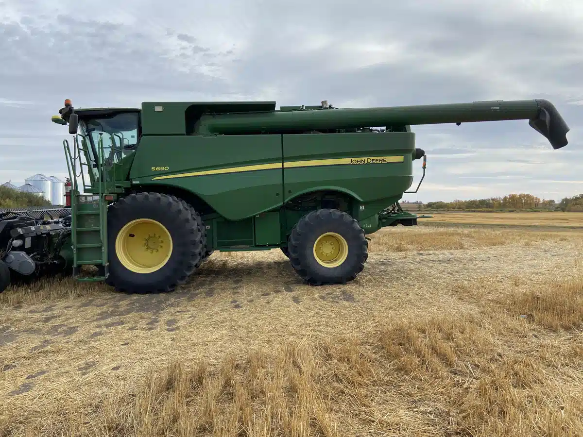 Gallery image 2 for Used 2013 John Deere S690 Combine