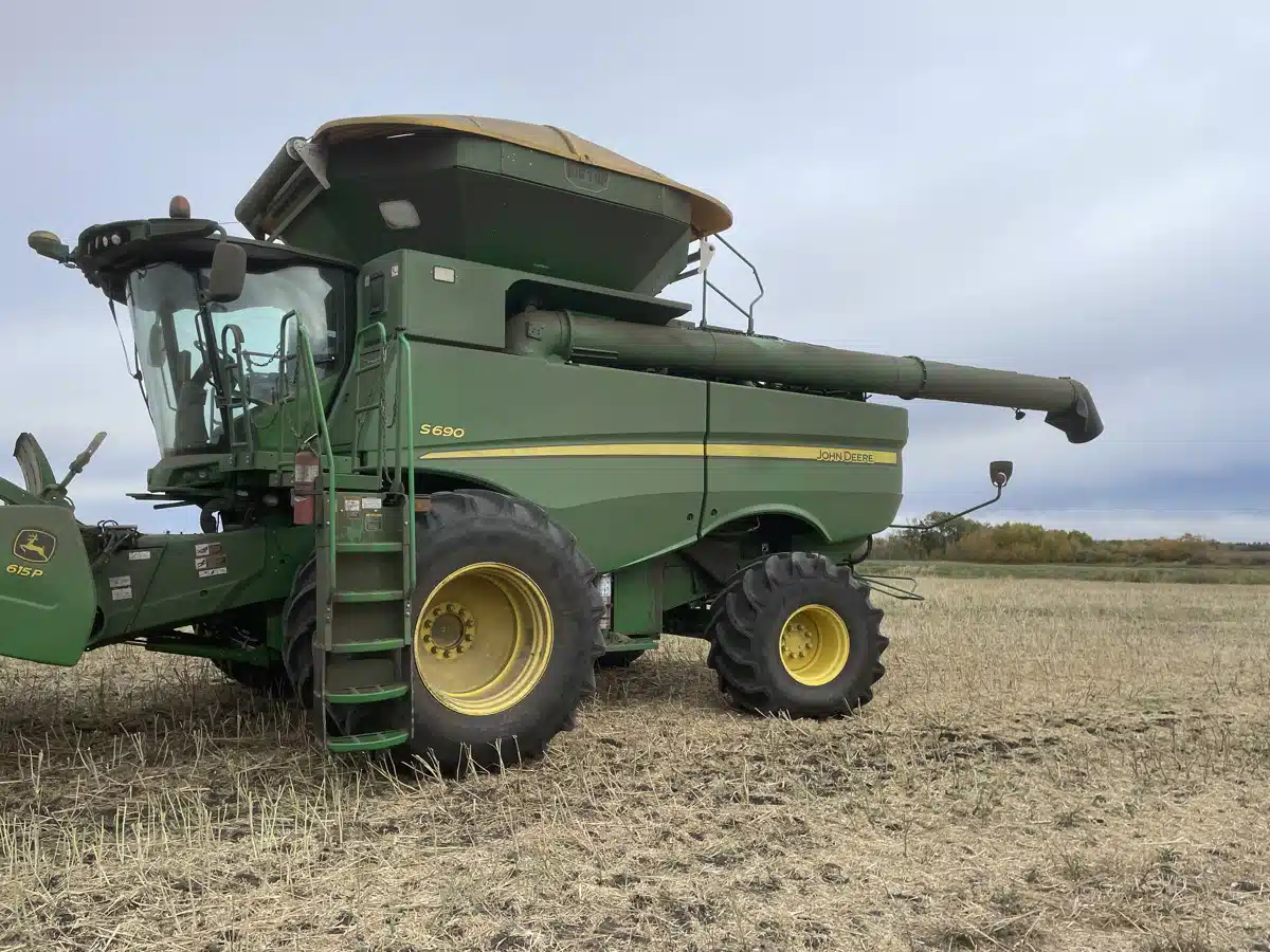 Gallery image 1 for Used 2016 John Deere S690 Combine