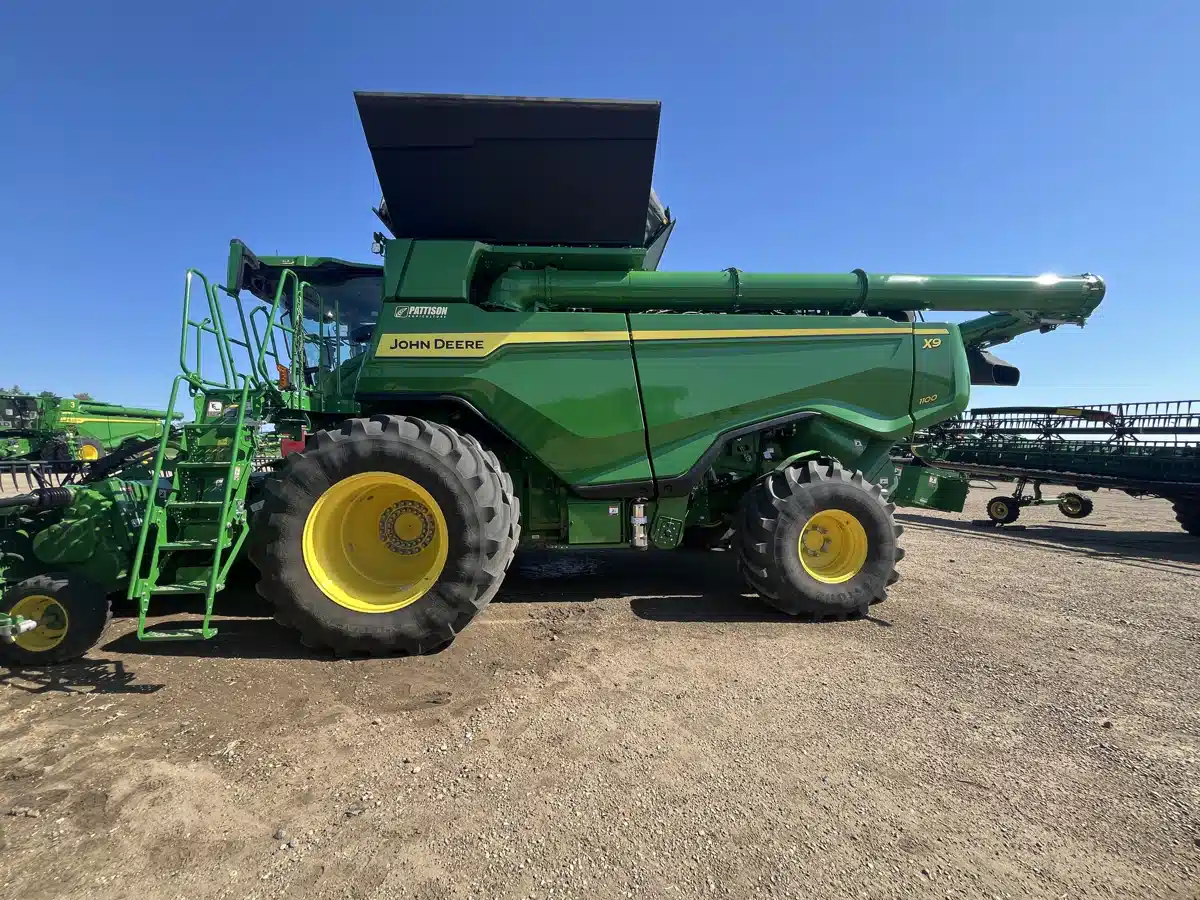 Gallery image 2 for 2023 John Deere X9 1100 Combine