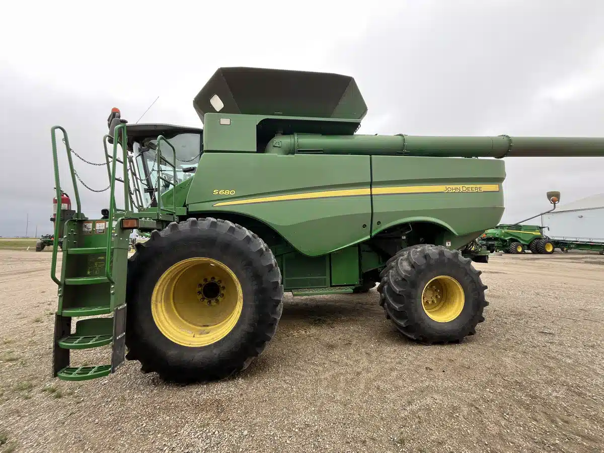 Gallery image 2 for Used 2017 John Deere S680 Combine