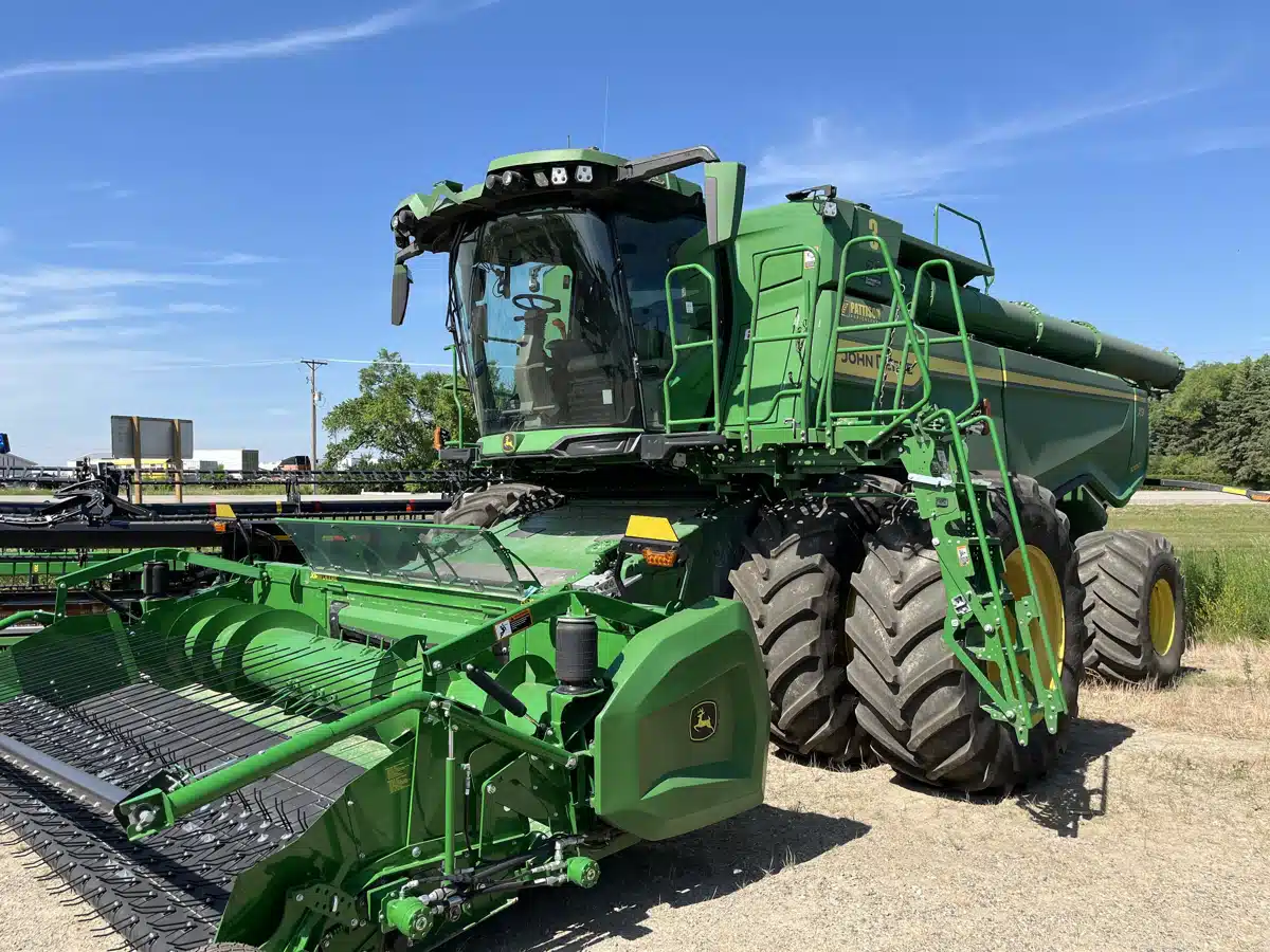 Gallery image 1 for 2022 John Deere X9 1000 Combine