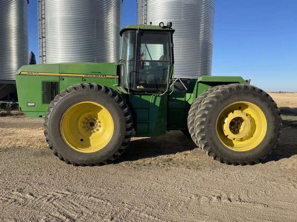 Gallery image 2 for Used 1994 John Deere 8870 Tractor