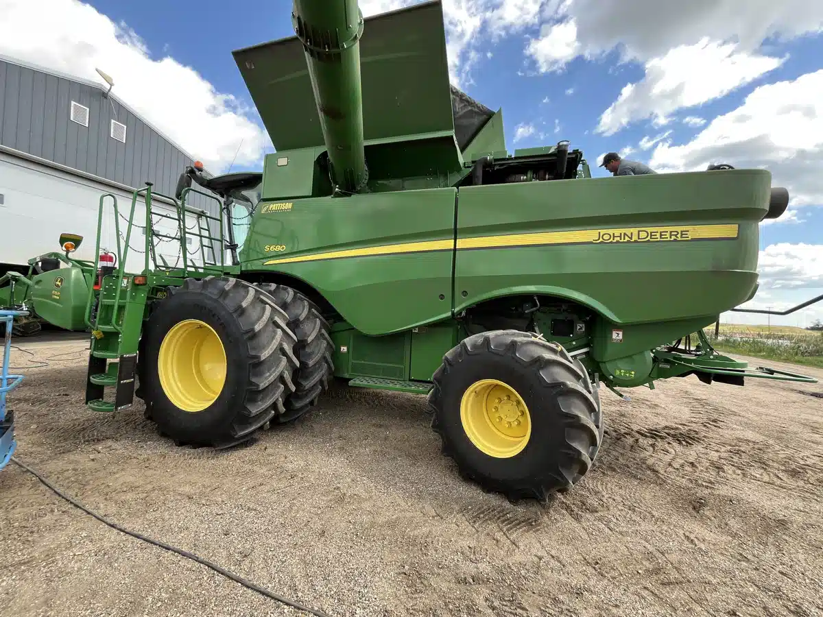 Gallery image 2 for Used 2016 John Deere S680 Combine