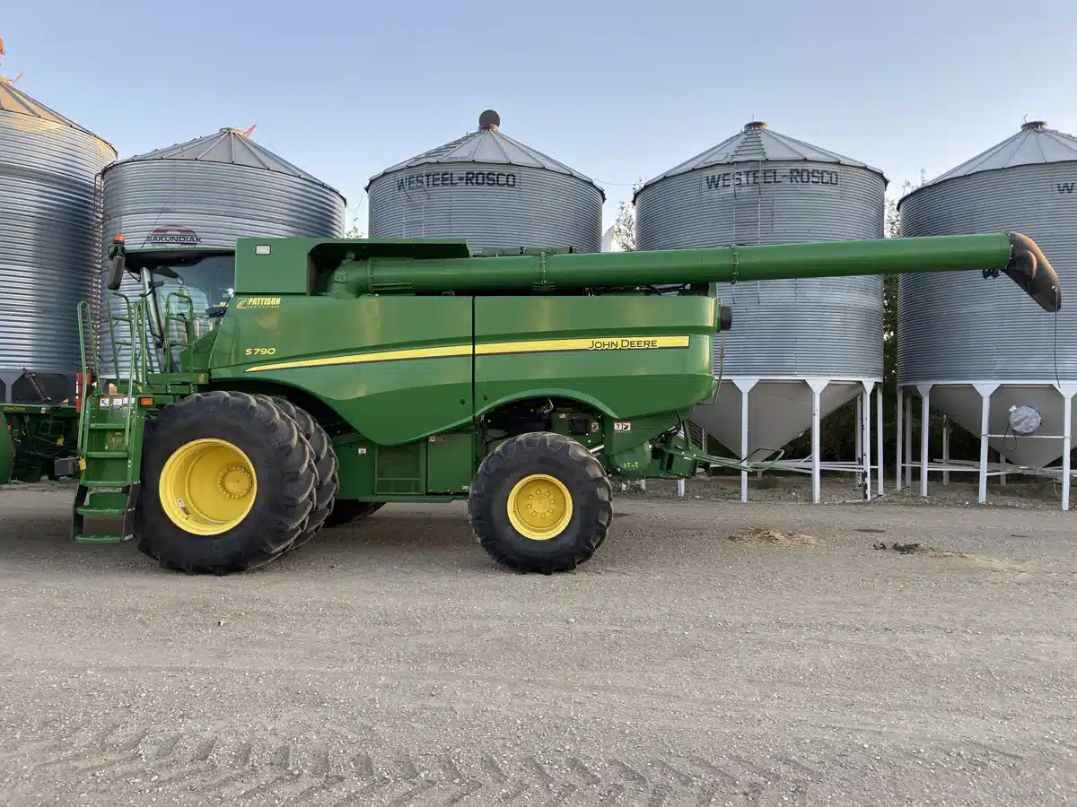 Gallery image 2 for Used 2019 John Deere S790 Combine