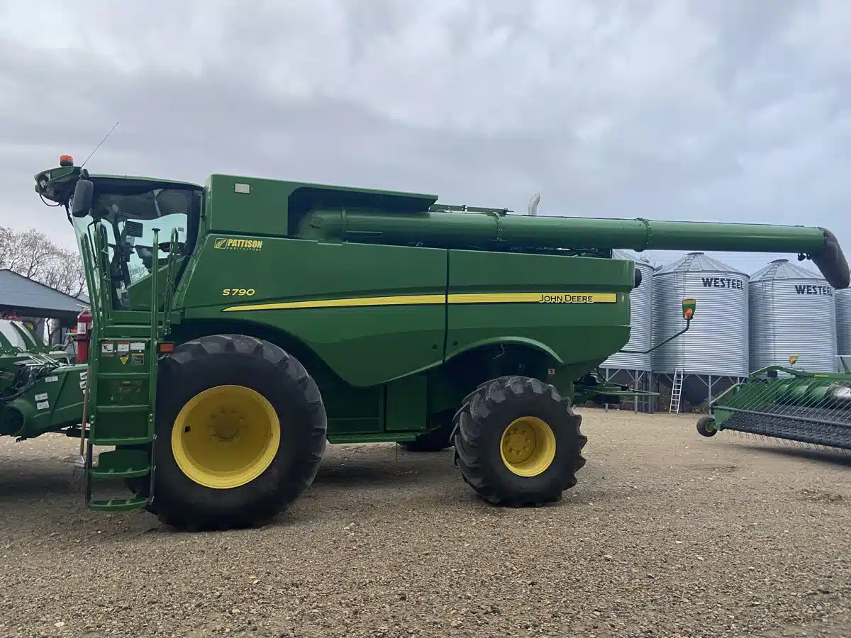 Gallery image 2 for 2018 John Deere S790 Combine