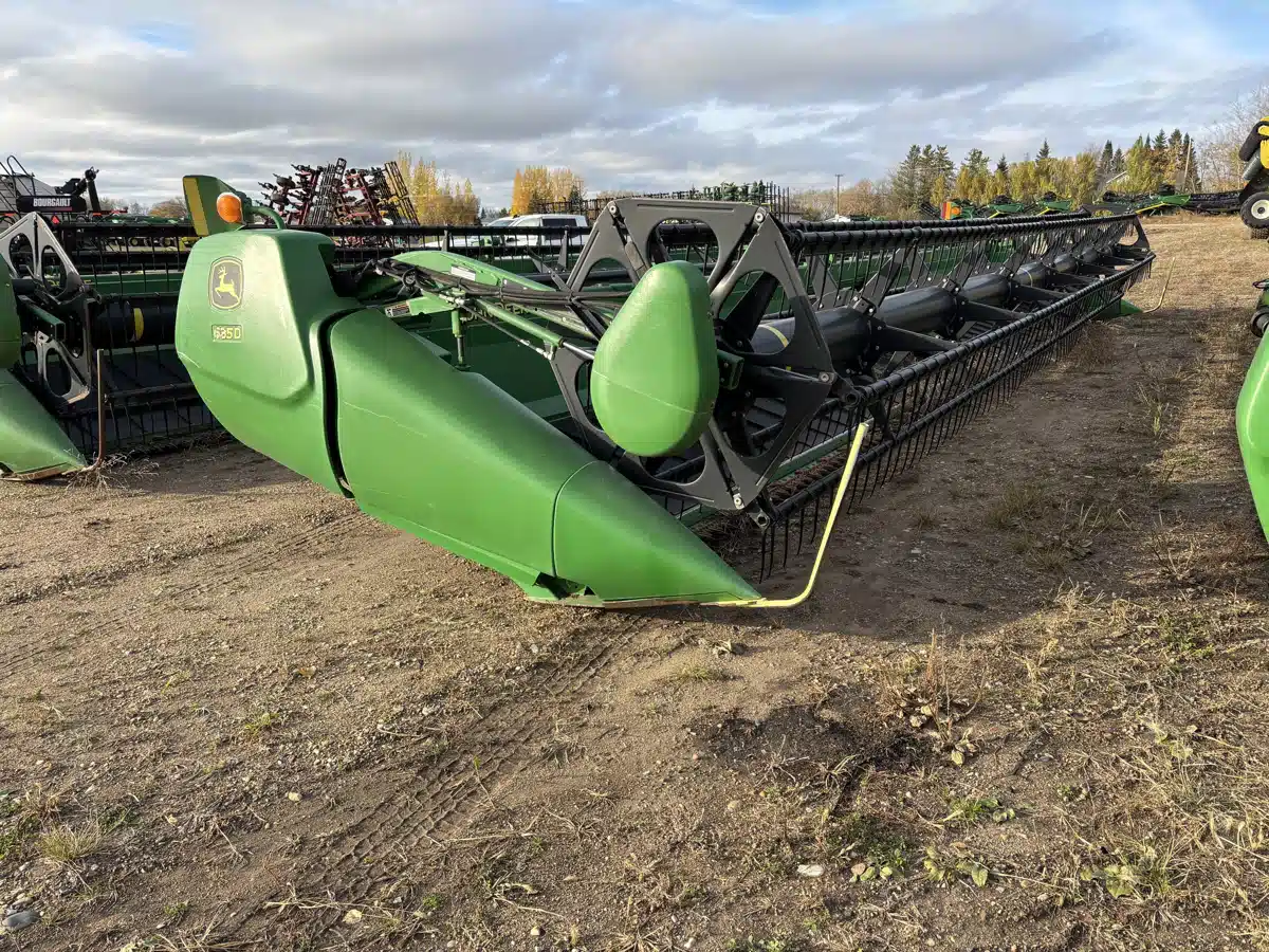 Gallery image 2 for Used 2009 John Deere 635D Header - Draper