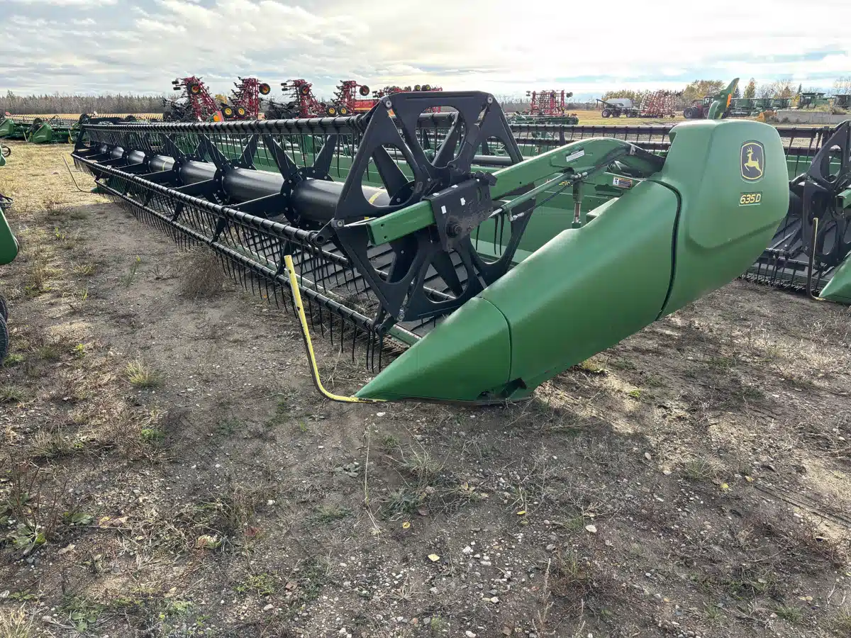 Gallery image 1 for Used 2009 John Deere 635D Header - Draper
